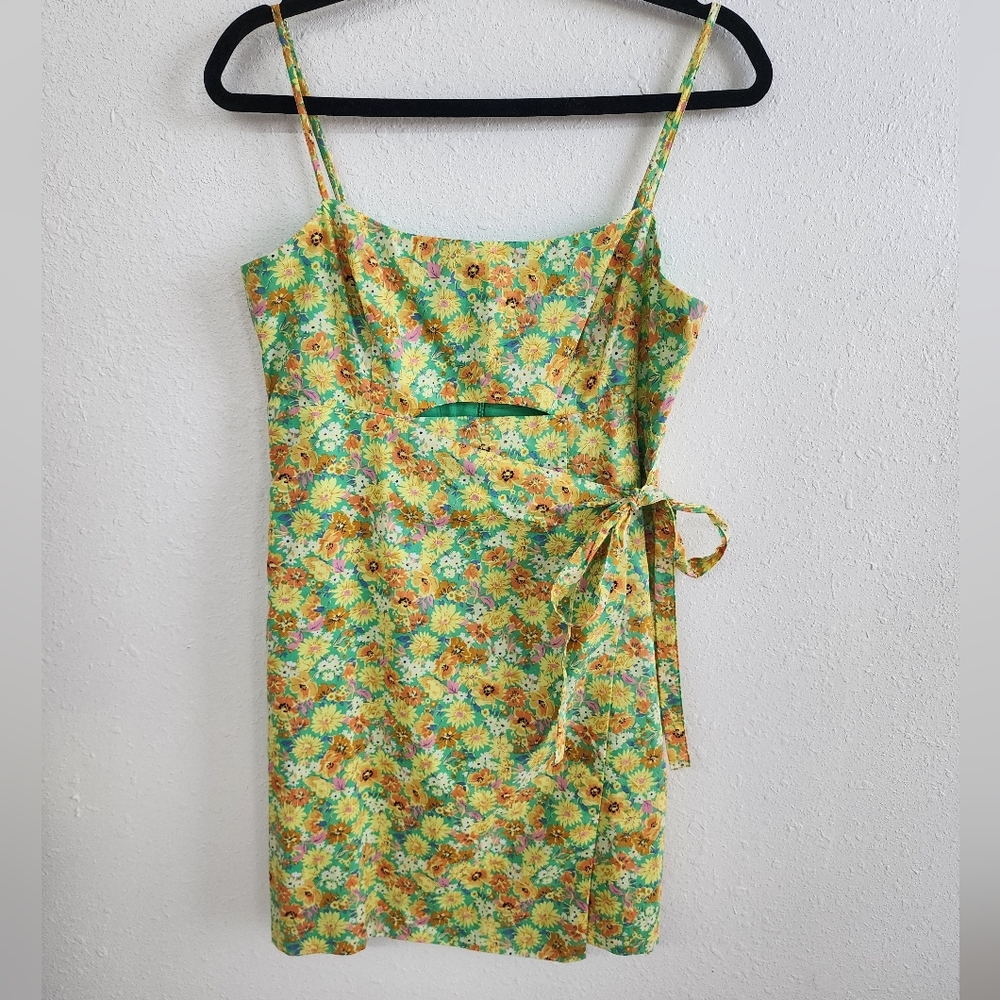 Astr NWOT Summer Floral Keyhole Mini Wrap Dress in Green & Yellow Floral Medium - Picture 3 of 7